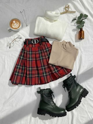 Outfit Of the Day💕 basic bavlnený rolák+ basic rolákový sveter+ karovaná sukňa a čižmy ktoré sú aktuálne až -50% zľave ! 😳...